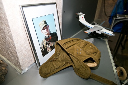 Десантный шлем Александра Прохоренко передали в музей ветеранов локальных войн 